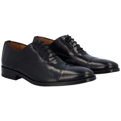 Sapatos sociais pretos de couro com atacadores