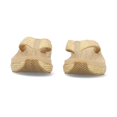 Sandálias bege claras com sola de borracha e tiras de tecido entrelaçado