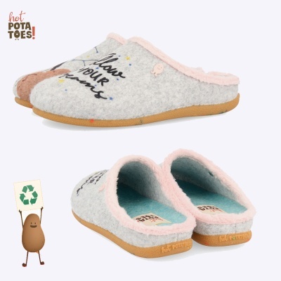 Chinelos de casa felpudos cinza claro com bordados coloridos e sola castanha