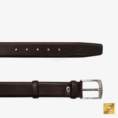 Cinto em pele castanha escura com fivela metálica prateada