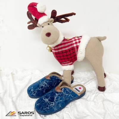 Chinelos azuis de veludo com padrão e boneco de rena com camisola vermelha