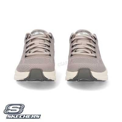 Ténis Skechers cinza claro com sola branca e atacadores tradicionais