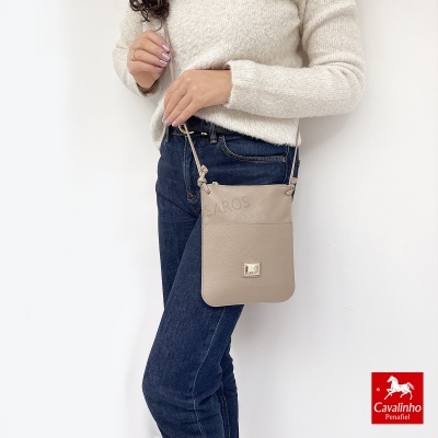 Mala de tiracolo feminina em couro bege com fecho metálico