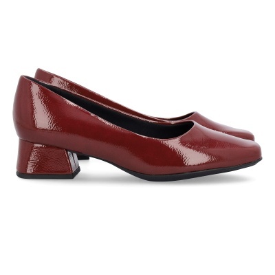 Sapatos vermelhos de salto baixo em verniz