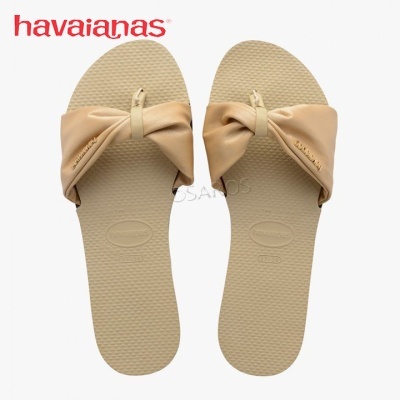 Sandálias Havaianas bege com laço decorativo e sola texturizada