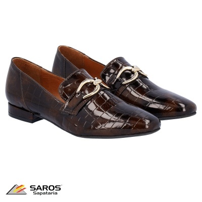 Sapatos mocassim castanhos em couro croco com fivela dourada