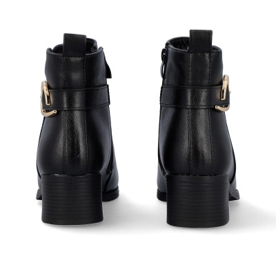 Botas pretas de salto grosso médio com fivela dourada