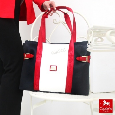 Mala de mão preta, branca e vermelha com logótipo Cavalinho Penafiel