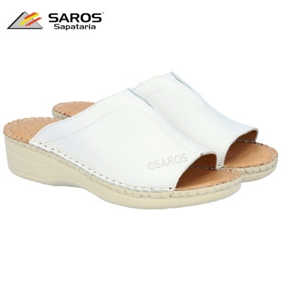 Sandálias femininas brancas da SAROS com sola bege sobre fundo branco