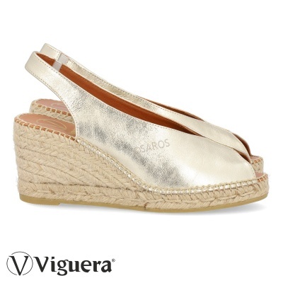 Sabrinas cunha douradas em pele metalizada com sola de corda e salto alto