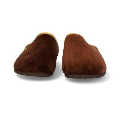 Chinelos castanhos de veludo com interior bege e sola preta