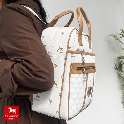 Mochila branca com padrão castanho de cavalos e ferraduras e detalhes em castanho.