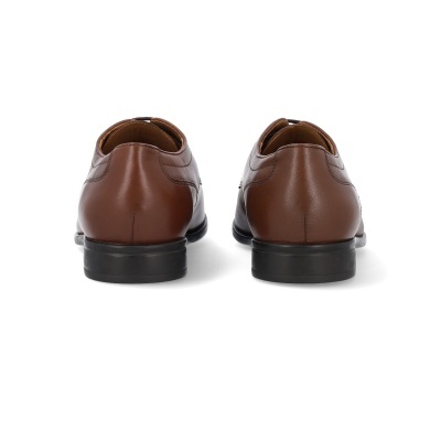 Sapatos castanhos de couro vistos de trás com sola preta