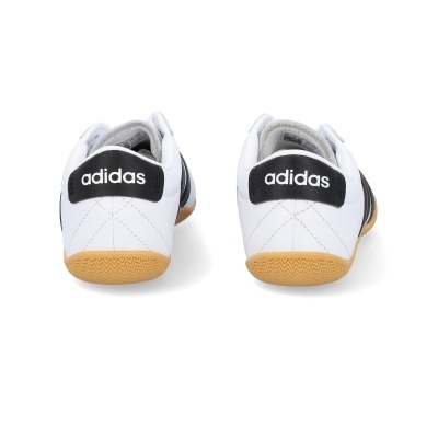 Sapatilhas adidas brancas com sola castanha vistas de trás