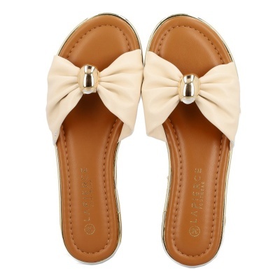 Sandálias tipo chinelo creme com laço e detalhe metálico dourado