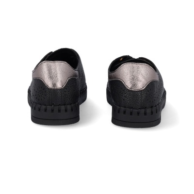 Sapatos casuais pretos com detalhe metálico prateado na traseira