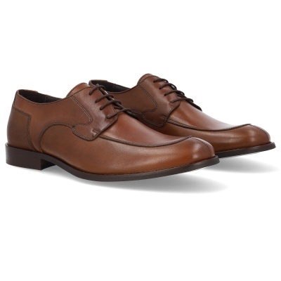 Sapatos masculinos de couro castanho com atacadores em fundo branco