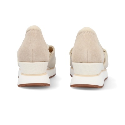 Par de sapatilhas bege de trás com sola branca