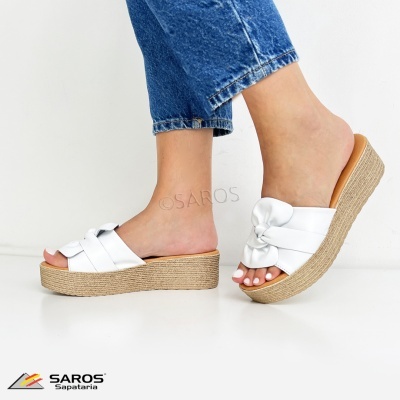 Sandálias de cunha brancas com sola de ráfia e tiras com nó