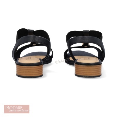 Sandálias pretas Modare Ultra Conforto com salto baixo castanho sobre fundo branco