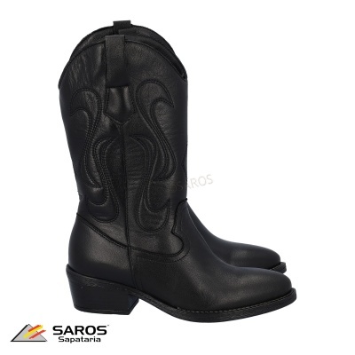 Bota preta de couro estilo cowboy com bordados e salto médio, fundo branco