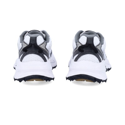 Par de sapatilhas desportivas brancas com cinza vistas de trás