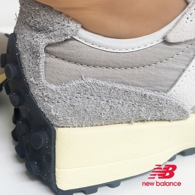 Sapato New Balance cinzento e bege com logotipo vermelho