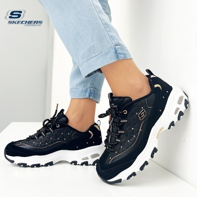 Ténis Skechers pretos com sola grossa branca e detalhes dourados em fundo branco