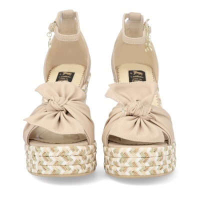 Sandálias de plataforma bege com laço e base entrelaçada