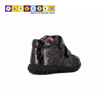 Sapato infantil preto efeito pele de crocodilo com sola preta e fecho velcro