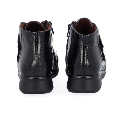 Botins pretos em couro brilhante vistos de trás