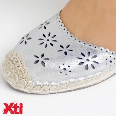 Sapato feminino espadrille prata com recortes florais e biqueira de corda