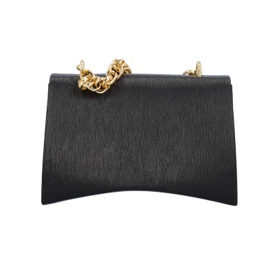 Mala de mão preta com corrente dourada