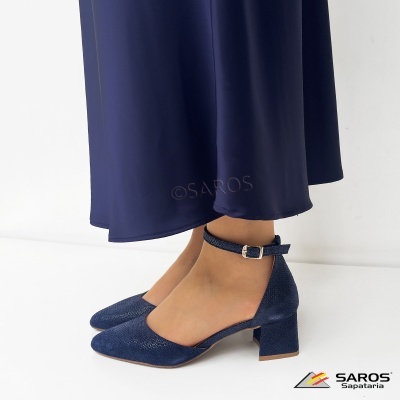 Sapatos de salto baixo azul com tira e vestido azul escuro