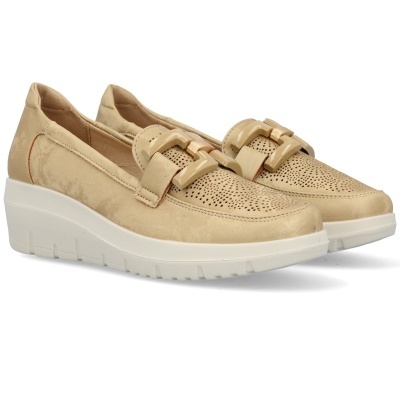 Sapatos mocassins bege com sola branca e fivela decorativa