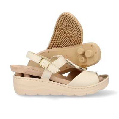 Sandálias de senhora creme com sola antiderrapante e fivela dourada