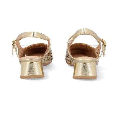 Sapatos de salto baixo dourados vistos de trás