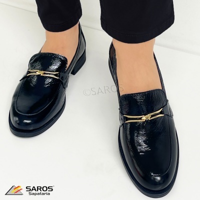 Sapatos mocassins pretos em couro verniz com detalhe dourado