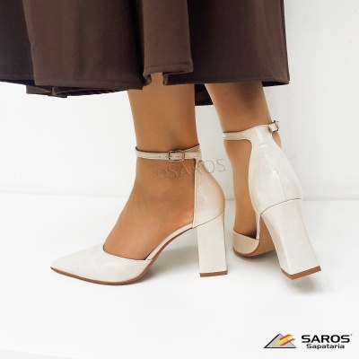 Sapatos de tacão alto branco verniz com tira no tornozelo