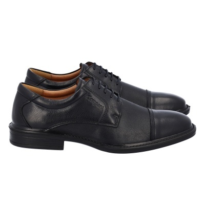 Sapatos clássicos pretos de couro com atacadores