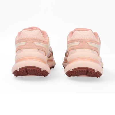 Ténis desportivos cor de rosa claro e bege vistos de trás