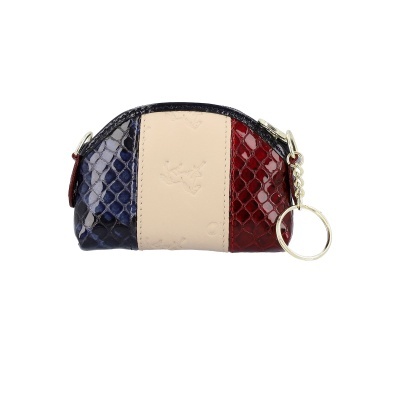 Carteira pequena bicolor com textura brilhante tipo pele de cobra e anel dourado