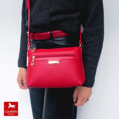 Mala vermelha de couro sintético com fecho dourado