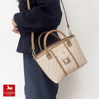 Mala de mão bege Cavalinho com padrão matelassé e alças castanhas