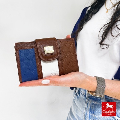 Carteira Cavalinho castanha, azul e branca com fecho dourado