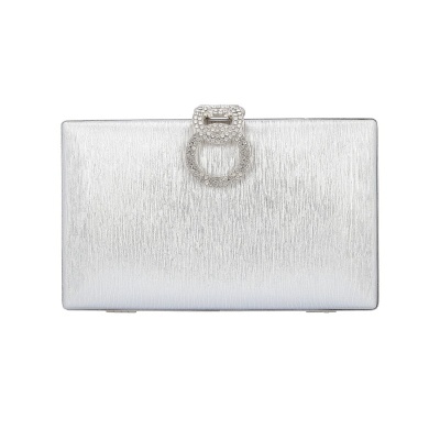 Carteira prateada com fecho brilhante