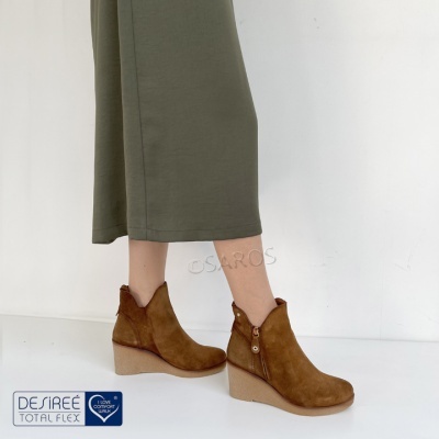 Botins castanhos em camurça com salto de cunha