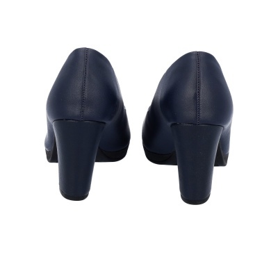 Sapatos de salto alto azuis escuros vistos de trás
