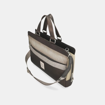 Mala castanha e bege com alça e padrão geométrico