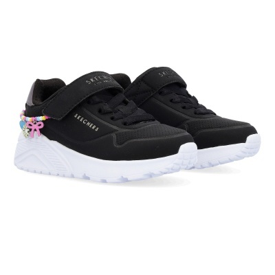 Ténis infantis Skechers pretos com sola branca e pulseira colorida